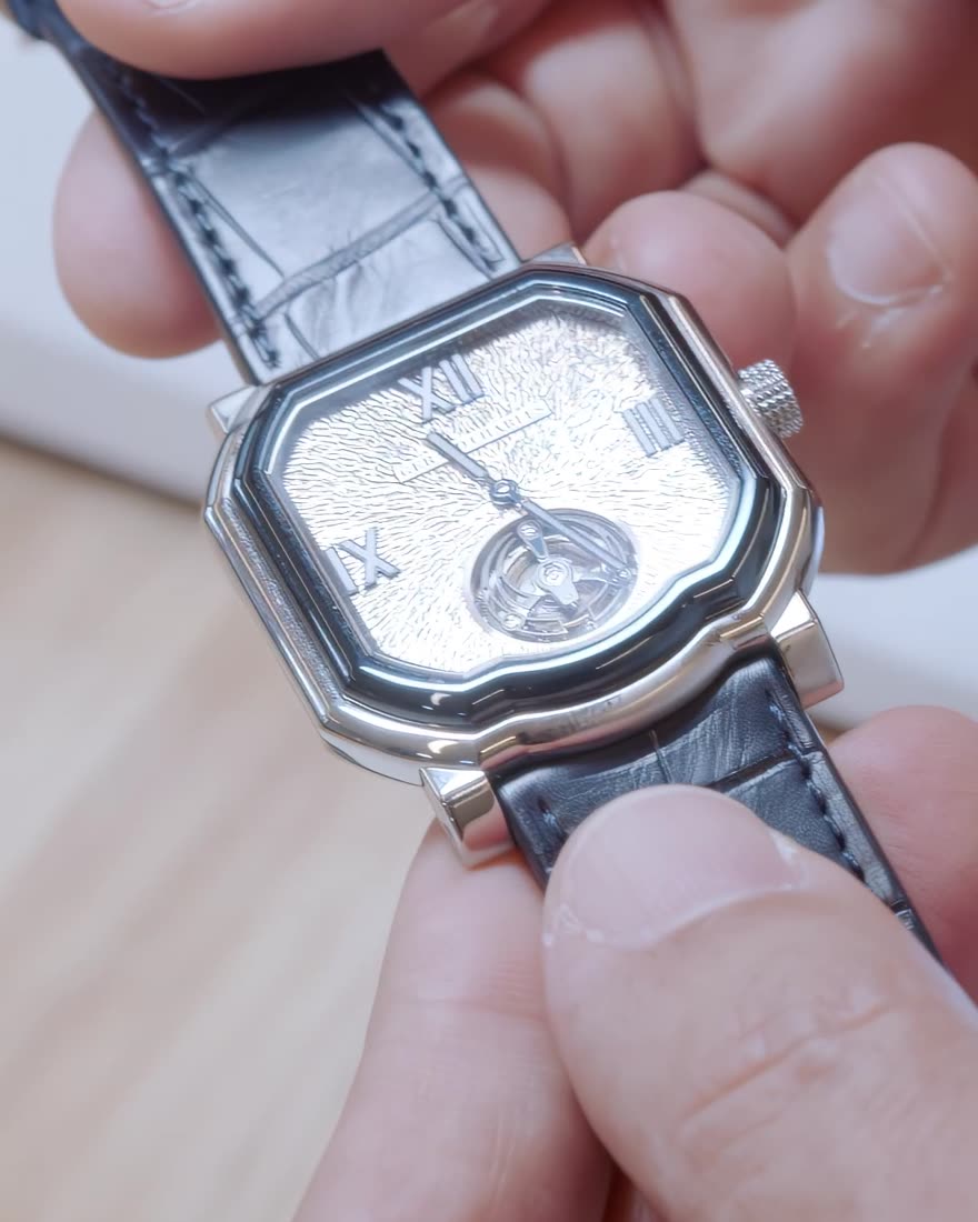 Une montre Gerald Charles présentée en main