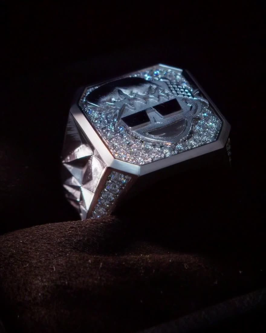 La chevalière sur mesure de Gvchiani, sertie de diamants