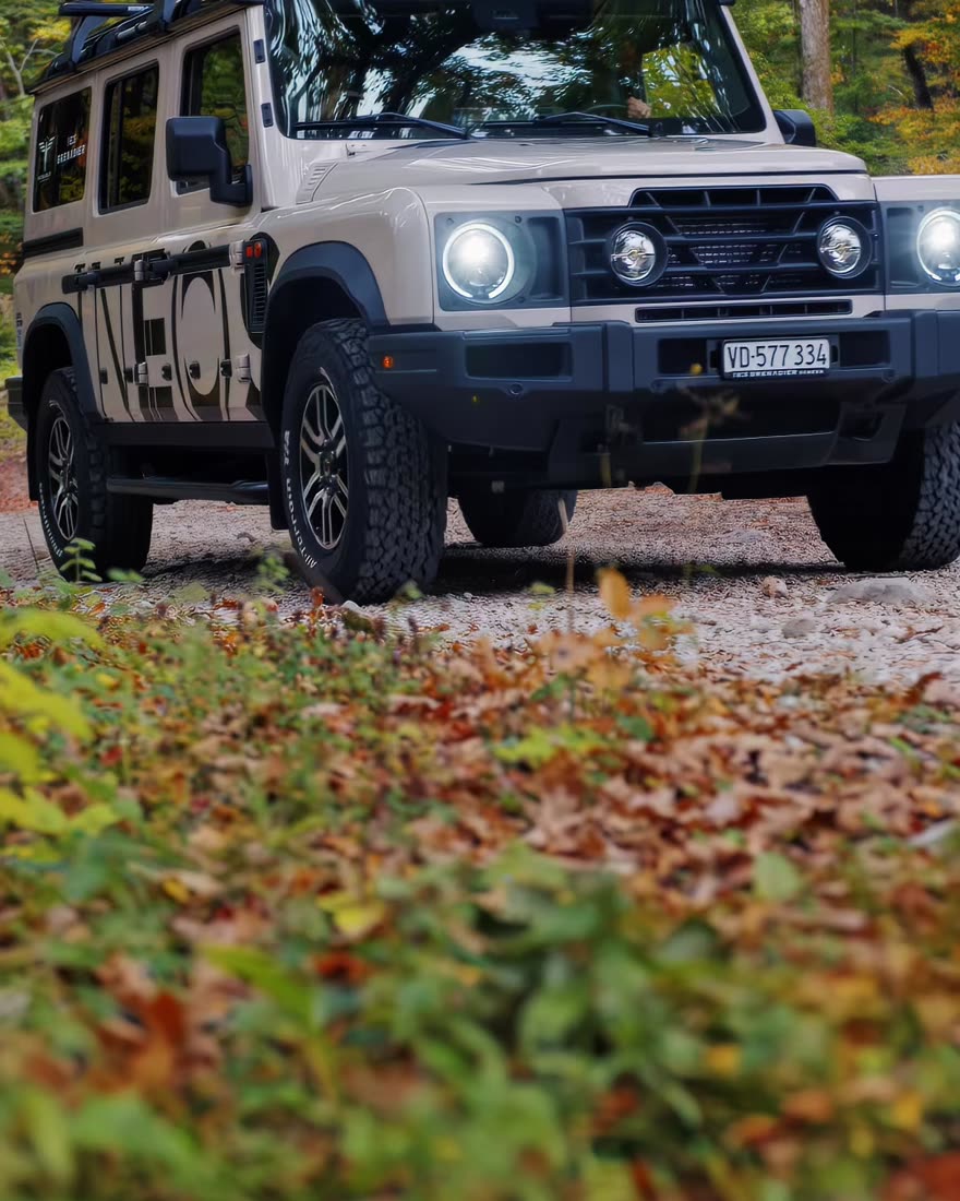 L'INEOS Grenadier dans les feuilles d'automne