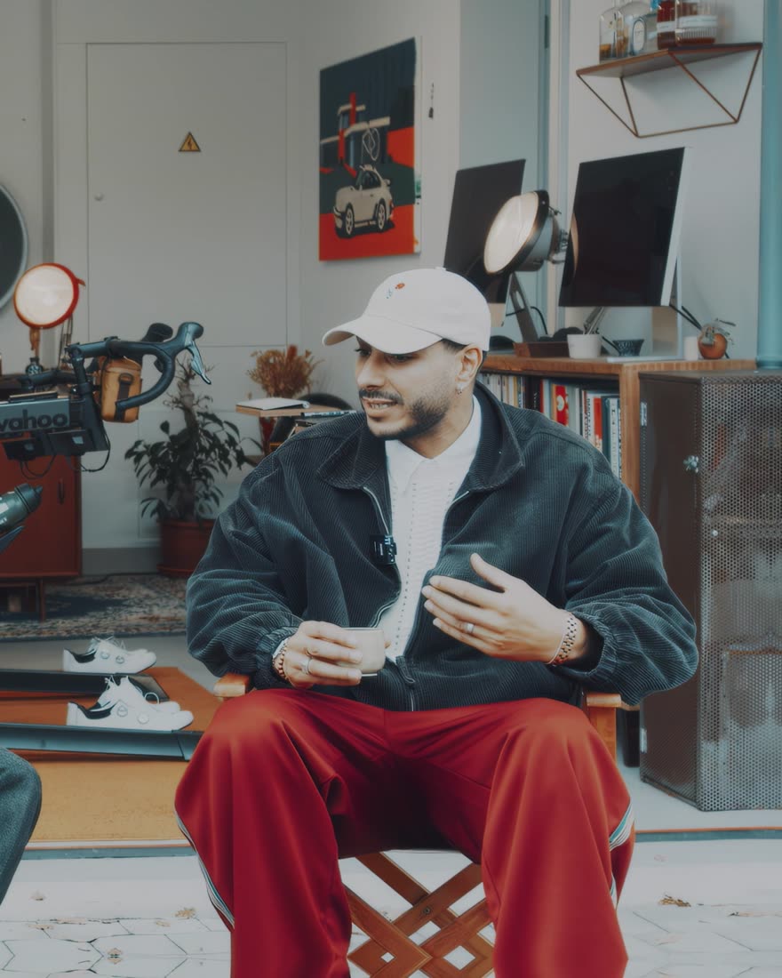 Interview dans un garage, entre Porsche et mobilier Eames